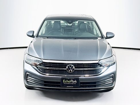 Used 2024 Volkswagen Jetta SE image 2