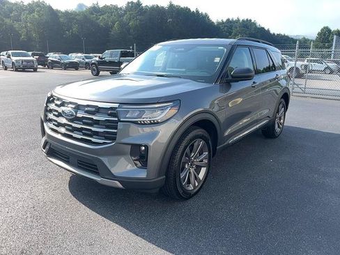 Certified 2025 Ford Explorer Active w/ Active Comfort Package AWD/4WD image 3