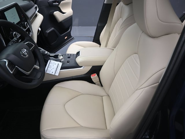 Used 2025 Toyota Highlander XLE FWD image 11