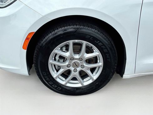 Used 2023 Chrysler Pacifica Touring-L FWD image 30
