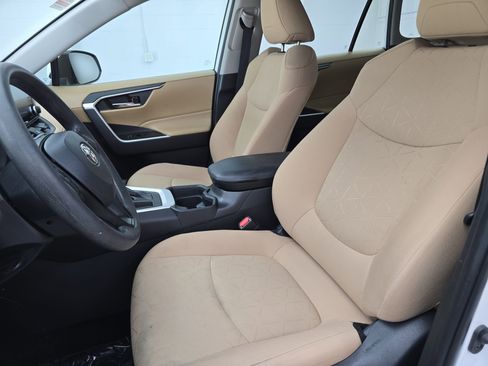Used 2021 Toyota RAV4 XLE w/ Convenience Package FWD image 15