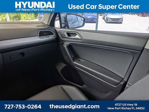 Used 2021 Volkswagen Tiguan SE w/ Panoramic Sunroof Package FWD image 21