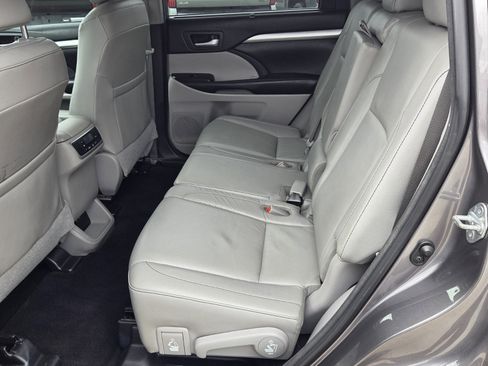 Used 2018 Toyota Highlander XLE image 5