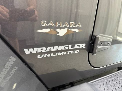 Used 2017 Jeep Wrangler Unlimited Sahara w/ Connectivity Group AWD/4WD image 25