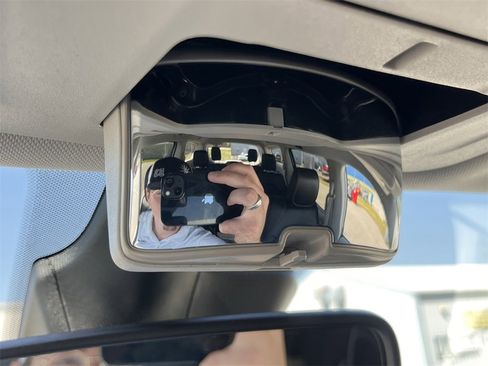 Used 2024 Chrysler Pacifica Touring-L image 33