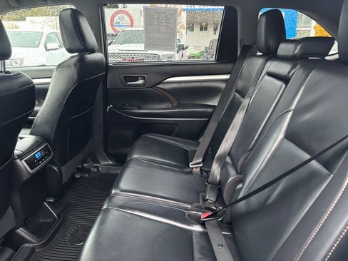 Used 2019 Toyota Highlander XLE image 14
