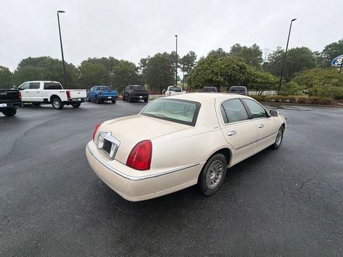 Used 2001 Lincoln Town Car Signature RWD image 14