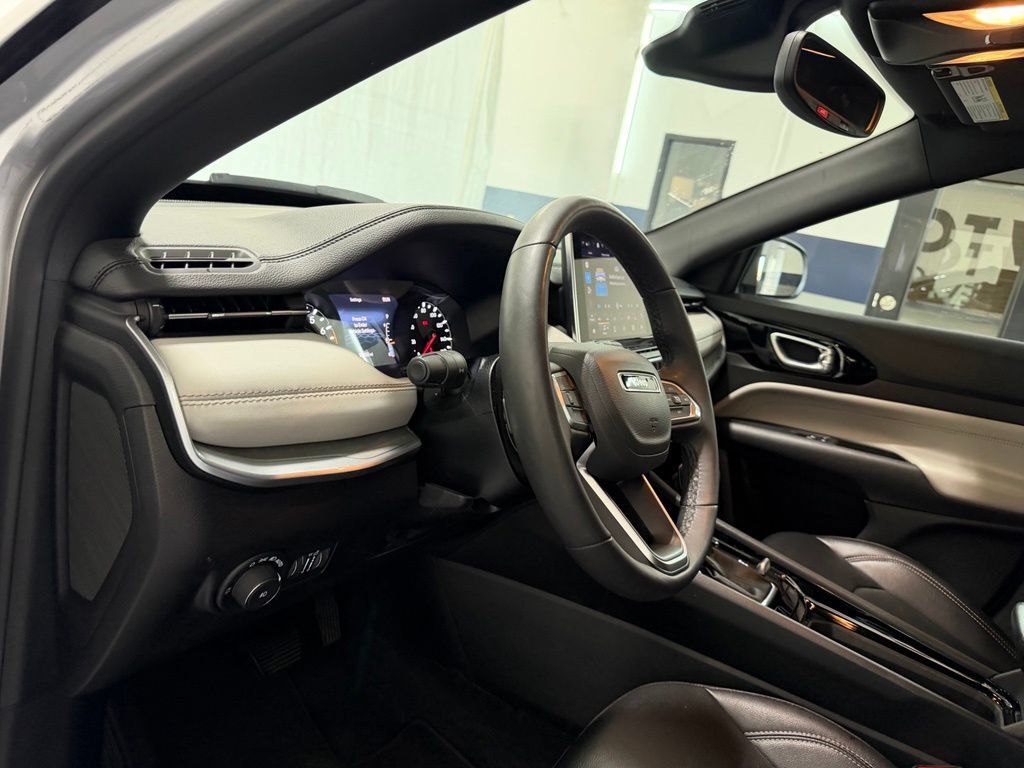 Used 2025 Jeep Compass Limited AWD/4WD image 15