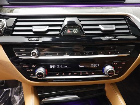 Used 2022 BMW M550i xDrive M550i xDrive w/ Premium Package image 13