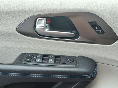 Used 2021 Chrysler Pacifica Touring-L w/ Uconnect Theater Family Group FWD image 17