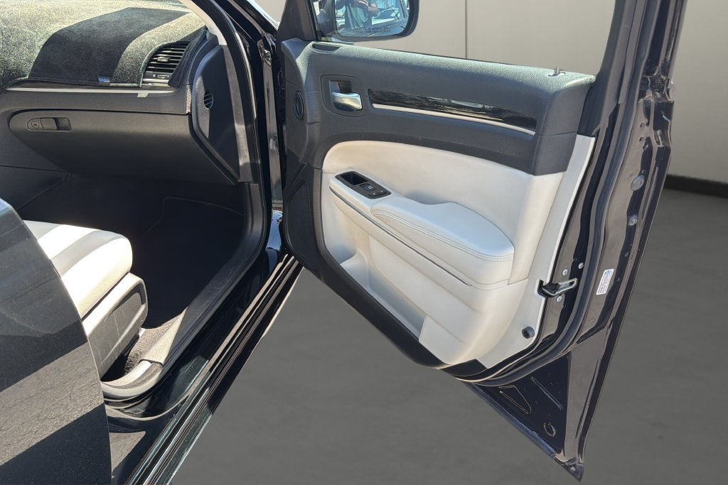 Used 2022 Chrysler 300 Touring w/ Sport Appearance Package RWD image 16