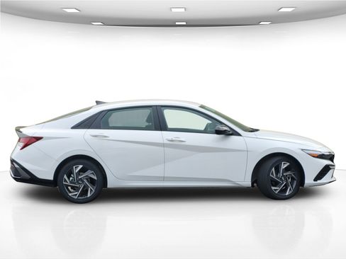 New 2025 Hyundai Elantra SEL image 9
