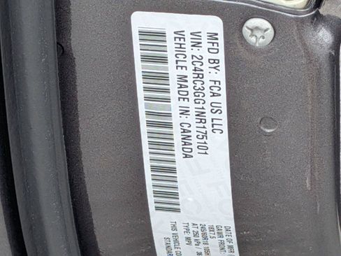 Used 2022 Chrysler Pacifica Limited AWD/4WD image 38