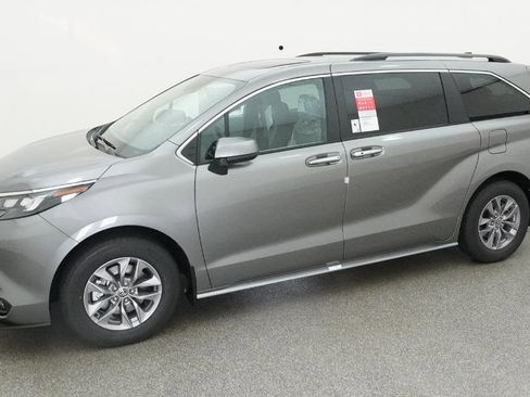New 2026 Toyota Sienna XLE FWD image 32