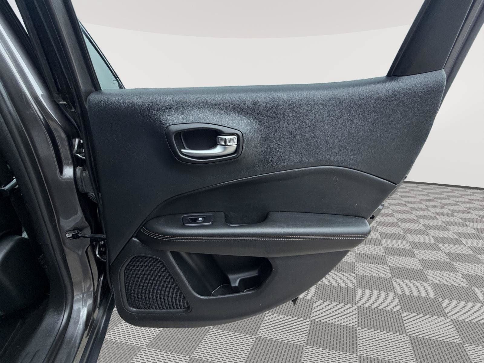 Used 2019 Jeep Compass Latitude w/ Cold Weather Group AWD/4WD image 30