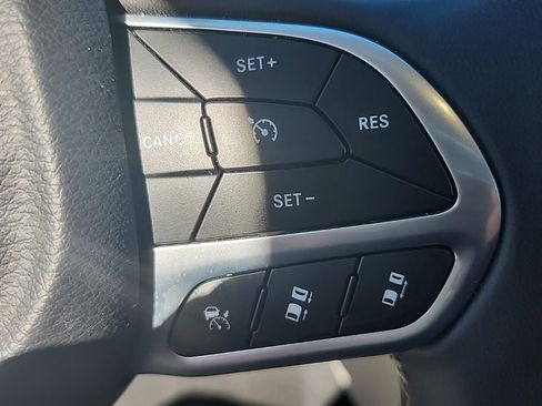 Used 2024 Chrysler Pacifica Touring-L FWD image 16