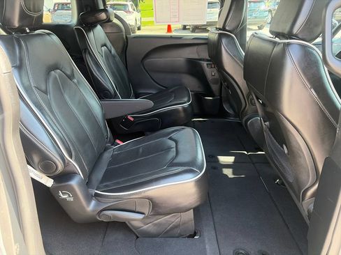 Used 2025 Chrysler Pacifica Limited FWD image 43