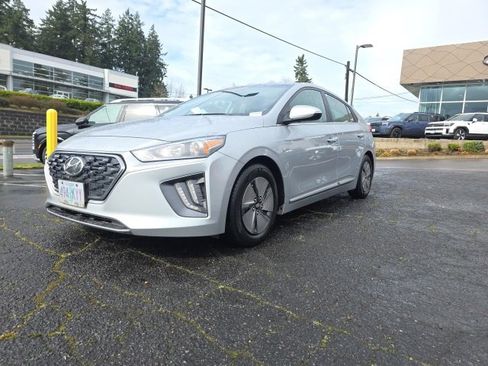 Used 2020 Hyundai Ioniq SE image 3