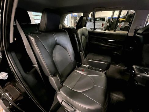 Used 2024 Toyota Grand Highlander AWD image 16
