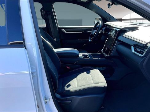 Used 2025 GMC Acadia Elevation image 30