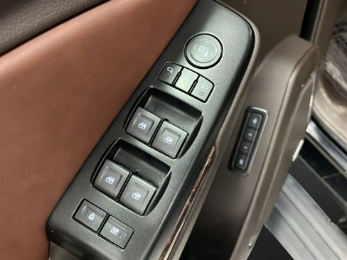 Used 2019 Chevrolet Suburban Premier AWD/4WD image 21