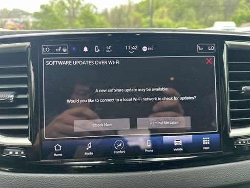 Used 2024 Chrysler Pacifica Touring-L FWD image 21