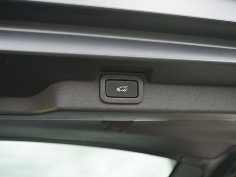 Used 2018 Land Rover Discovery HSE image 11