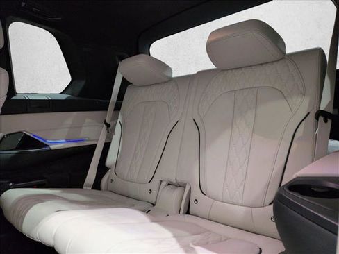 Used 2025 BMW X7 M60i image 22