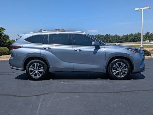 Used 2022 Toyota Highlander XLE FWD image 8