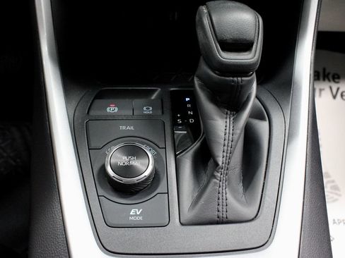 Used 2025 Toyota RAV4 LE AWD/4WD image 31
