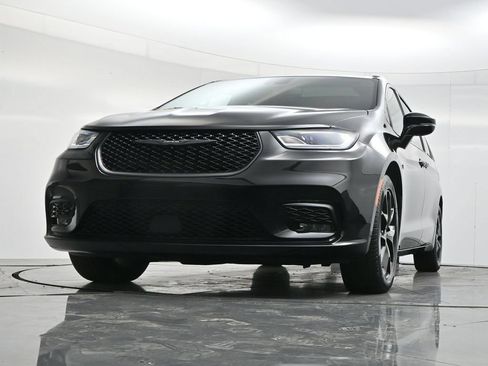 Used 2025 Chrysler Pacifica Limited FWD image 41