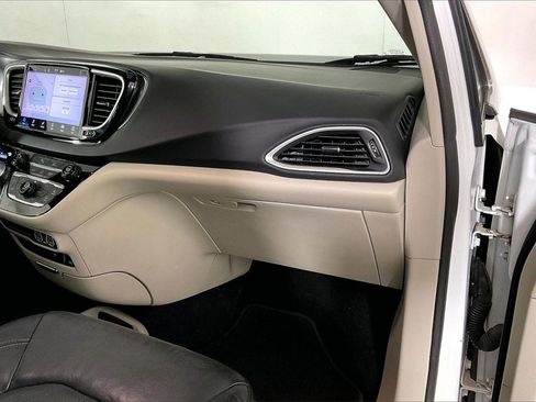 Used 2022 Chrysler Pacifica Touring-L image 16