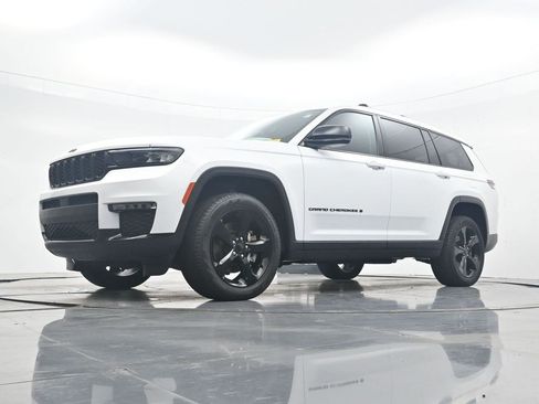 Used 2023 Jeep Grand Cherokee L Limited w/ Black Appearance Package AWD/4WD image 26