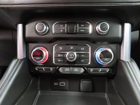 Used 2024 GMC Yukon XL SLT image 52