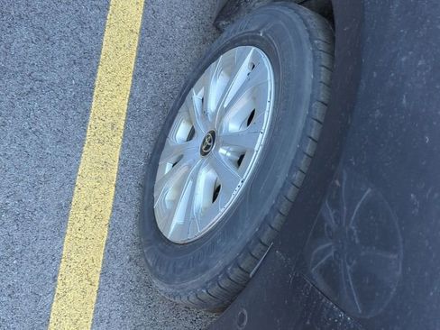 Used 2019 Toyota Prius LE image 5