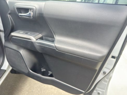 Used 2018 Toyota Tacoma TRD Off-Road image 16