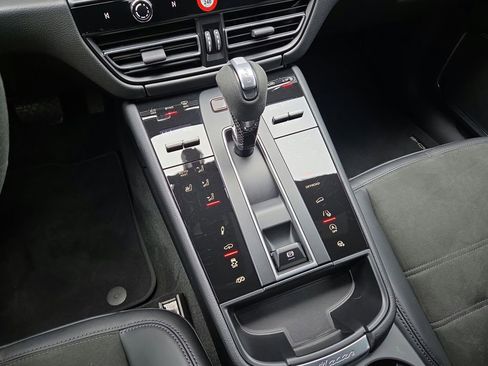 Certified 2026 Porsche Macan GTS image 14