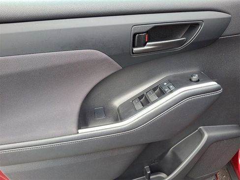 Used 2021 Toyota Highlander LE image 15