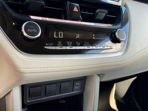 Used 2025 Toyota Corolla Cross LE FWD image 32