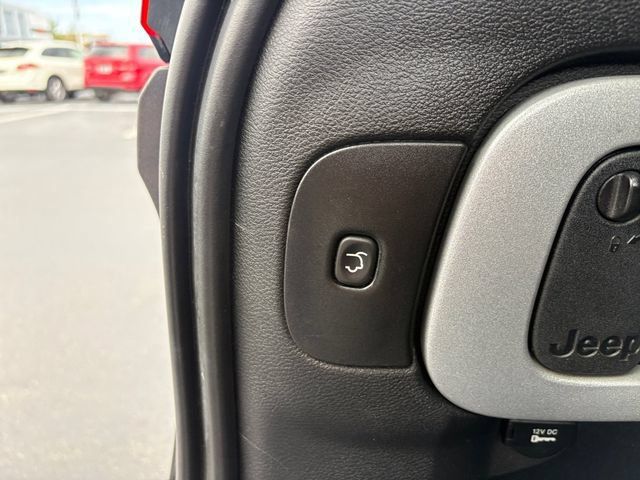 Used 2014 Jeep Cherokee Latitude AWD/4WD image 17