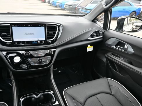 New 2026 Chrysler Pacifica Limited image 16