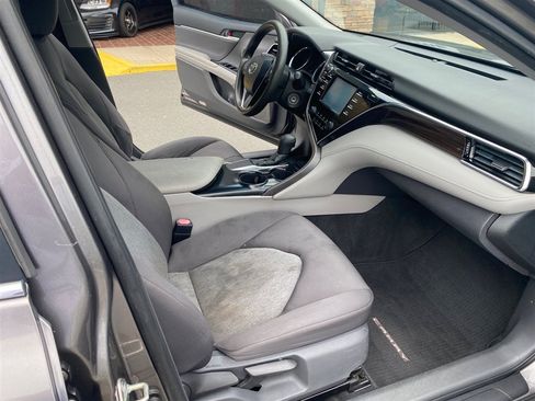 Used 2018 Toyota Camry LE FWD image 12