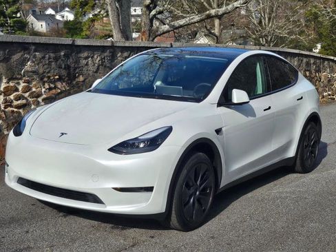 Used 2025 Tesla Model Y Long Range image 13