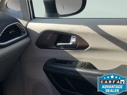 Used 2024 Chrysler Voyager LX image 17