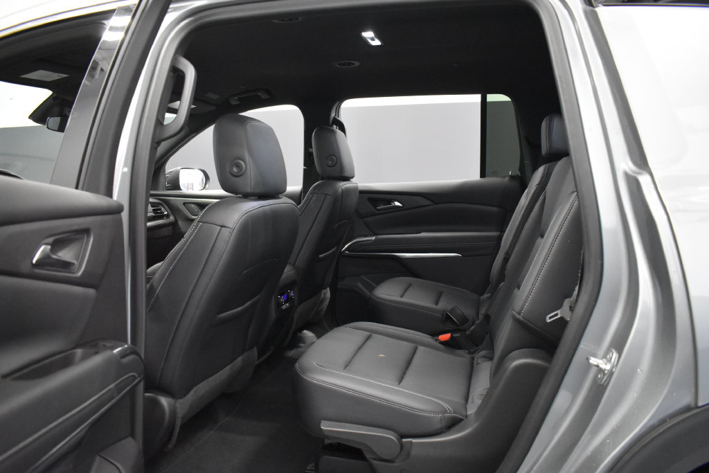 Used 2025 Chevrolet Traverse LT FWD image 37