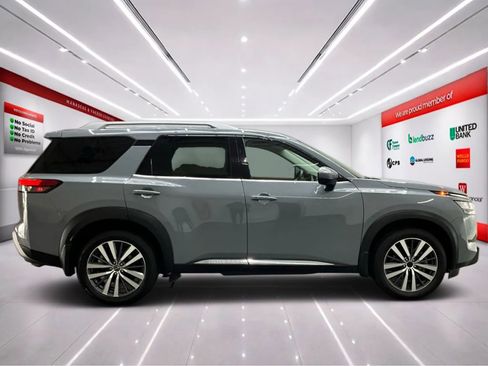 Used 2022 Nissan Pathfinder Platinum image 9