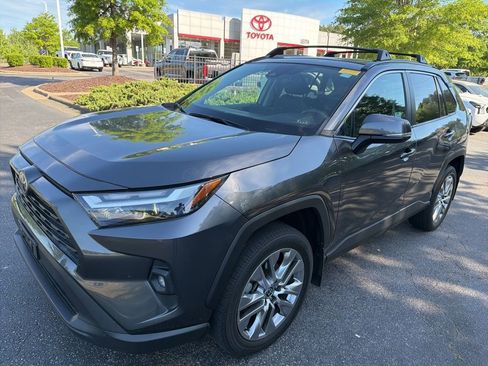 Used 2022 Toyota RAV4 XLE Premium image 2