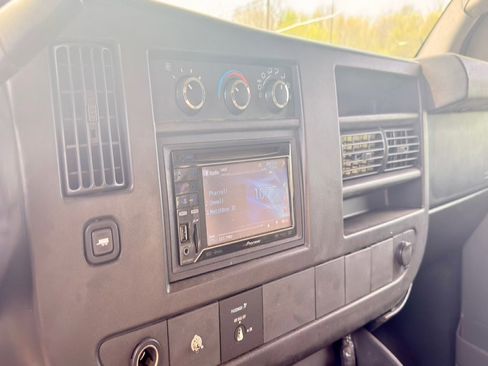 Used 2010 GMC Savana 3500 RWD image 17