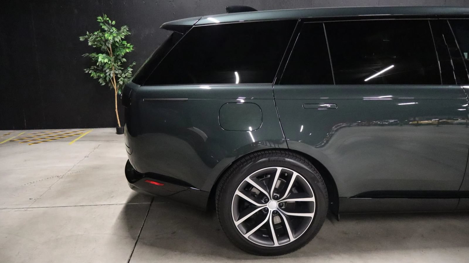 Used 2025 Land Rover Range Rover Long Wheelbase SE AWD/4WD image 16
