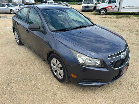 Used 2013 Chevrolet Cruze LS FWD image 4